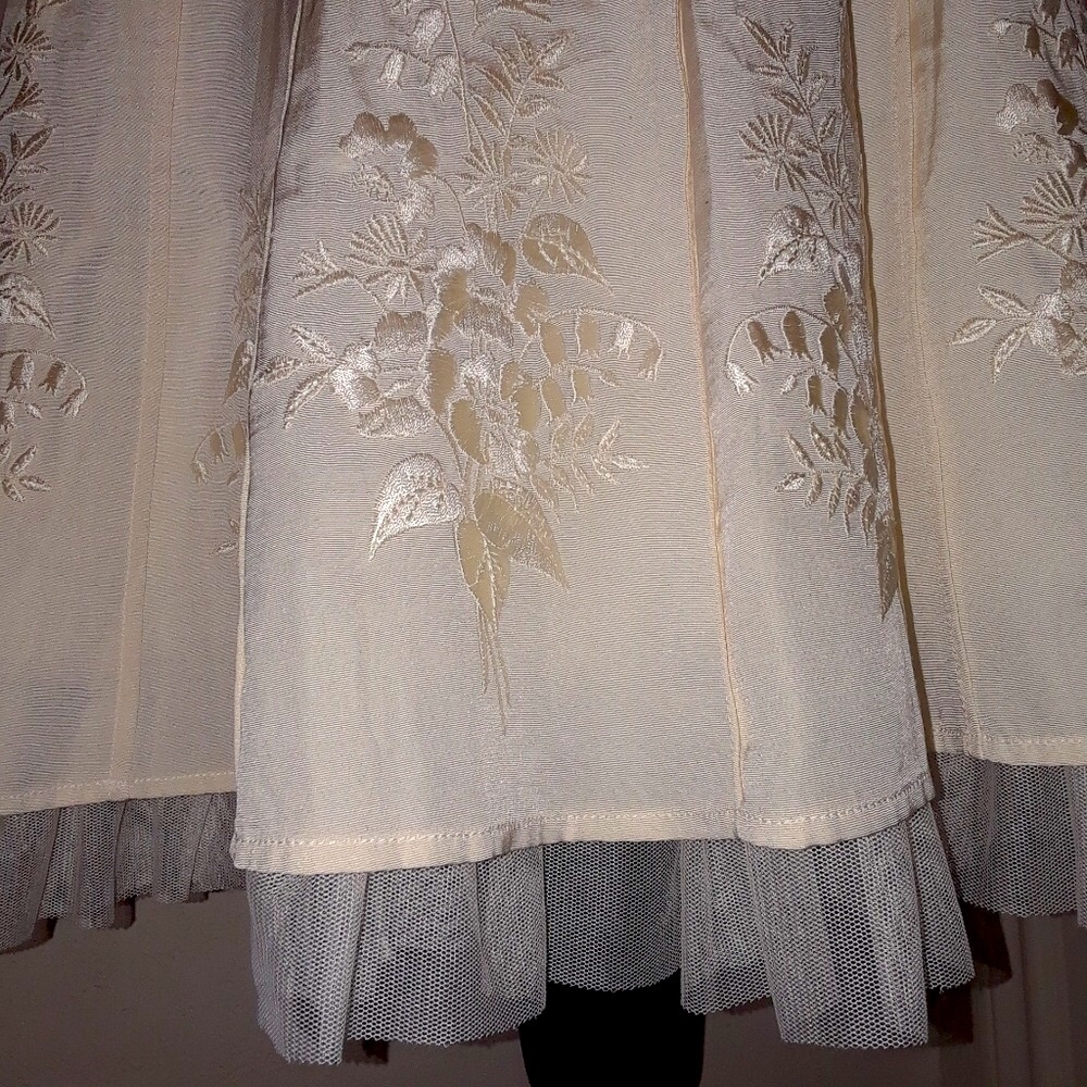 Beautiful Ivory pleated Skirt Size 4 - Picture 3 of 8